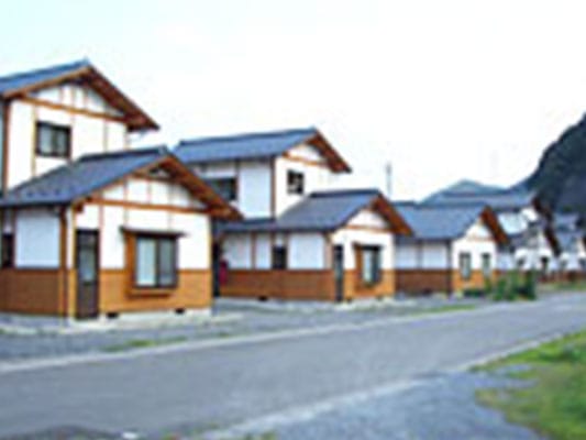 気仙川沿いに建ち並ぶ町営住宅